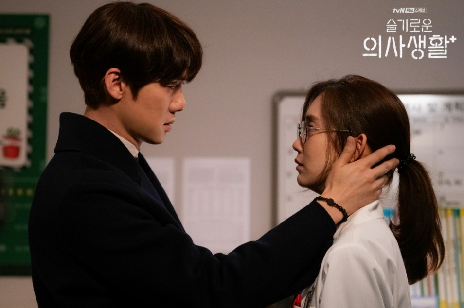 tvN新劇《機智醫生生活2》今晚首播！「五人幫」戀情4亮點，曹政奭告白結果、冬天庭園CP狗糧開撒？
