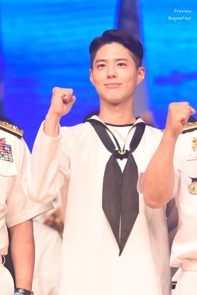 朴寶劍「海軍活招牌」主持音樂會炒熱氣氛!喊出安口模樣萌翻粉