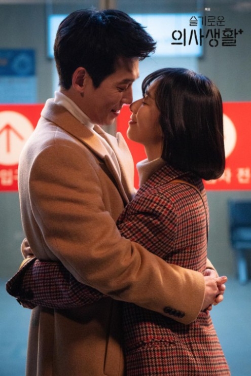 tvN新劇《機智醫生生活2》今晚首播！「五人幫」戀情4亮點，曹政奭告白結果、冬天庭園CP狗糧開撒？