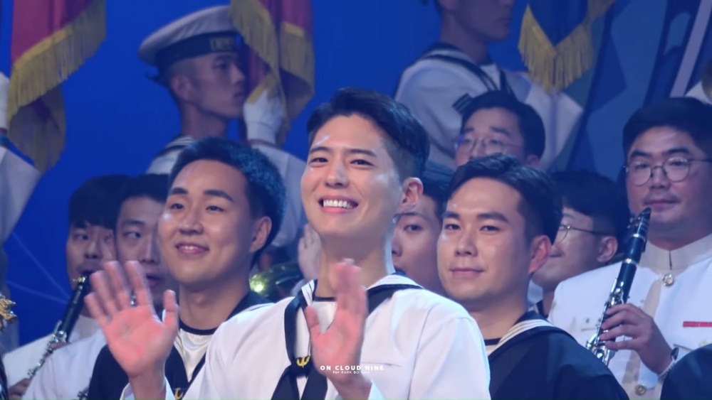 朴寶劍「海軍活招牌」主持音樂會炒熱氣氛!喊出安口模樣萌翻粉