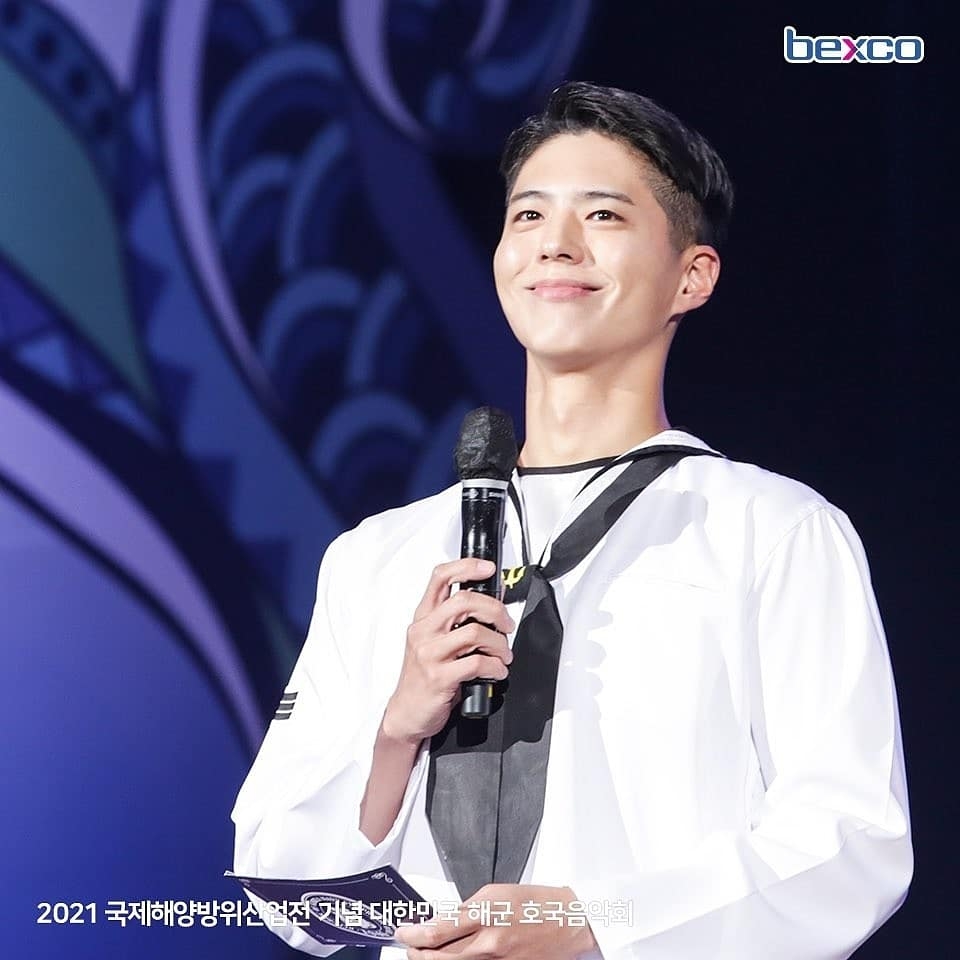 朴寶劍「海軍活招牌」主持音樂會炒熱氣氛!喊出安口模樣萌翻粉