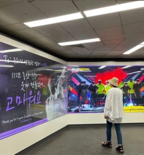 李光洙現身地下鐵祝福廣告「TO《RM》永遠的成員」！親自認證寵粉無極限～