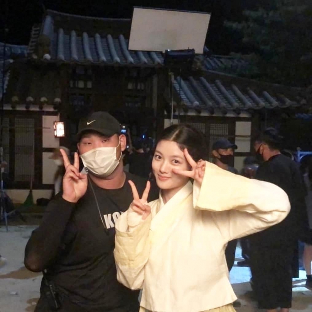 SBS新劇《紅天機》殺青!金裕貞與安孝燮合照工作人員露燦笑、網:像我下班後的表情