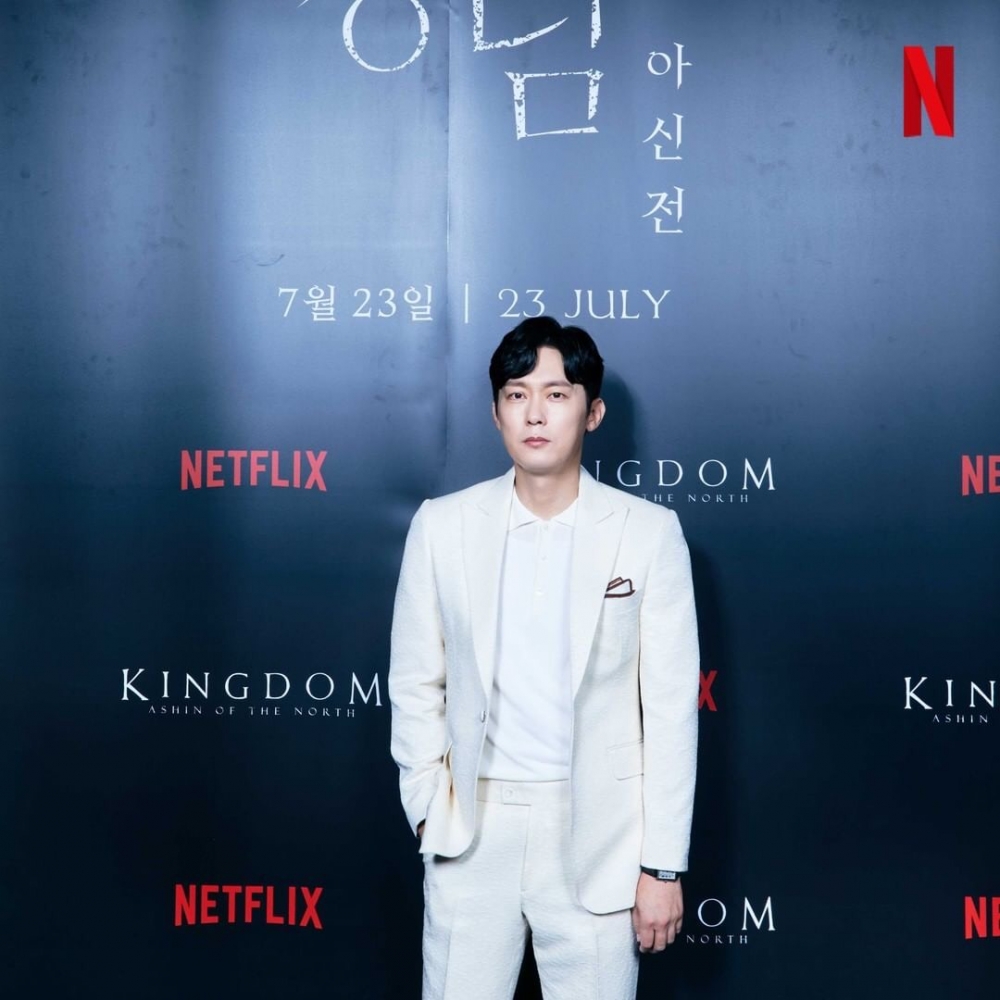 Netflix《屍戰朝鮮:雅信傳》發表會!全智賢「鏤空禮服」氣場全開,和金銀姬互誇:演殭屍也願意