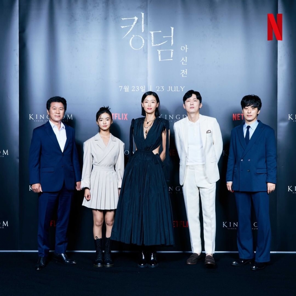 Netflix《屍戰朝鮮:雅信傳》發表會!全智賢「鏤空禮服」氣場全開,和金銀姬互誇:演殭屍也願意