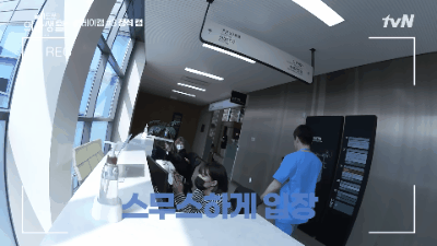 韓劇《機智醫生生活2》曹政奭「連摔帶滾」慘樣竟得來拍手叫好？讓鄭敬淏等人無言笑翻～