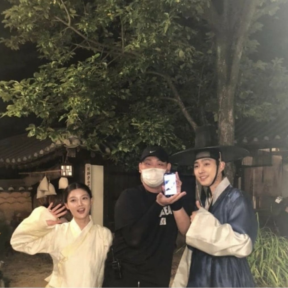 SBS新劇《紅天機》殺青!金裕貞與安孝燮合照工作人員露燦笑、網:像我下班後的表情