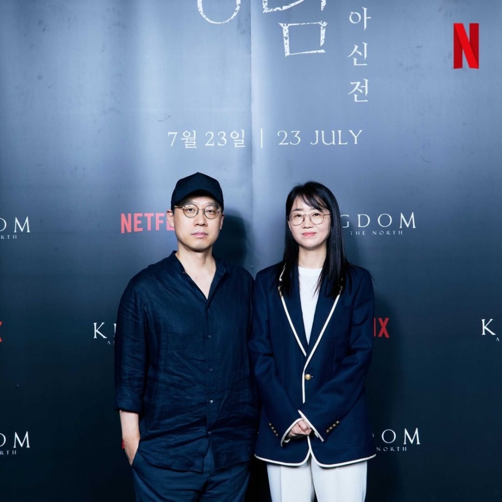 Netflix《屍戰朝鮮:雅信傳》發表會!全智賢「鏤空禮服」氣場全開,和金銀姬互誇:演殭屍也願意