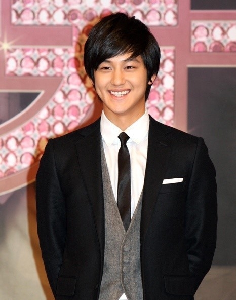 金汎確定聯手Rain出演tvN新劇《Ghost Doctor》！雙倍顏值+演技成下半年吸睛作之一～