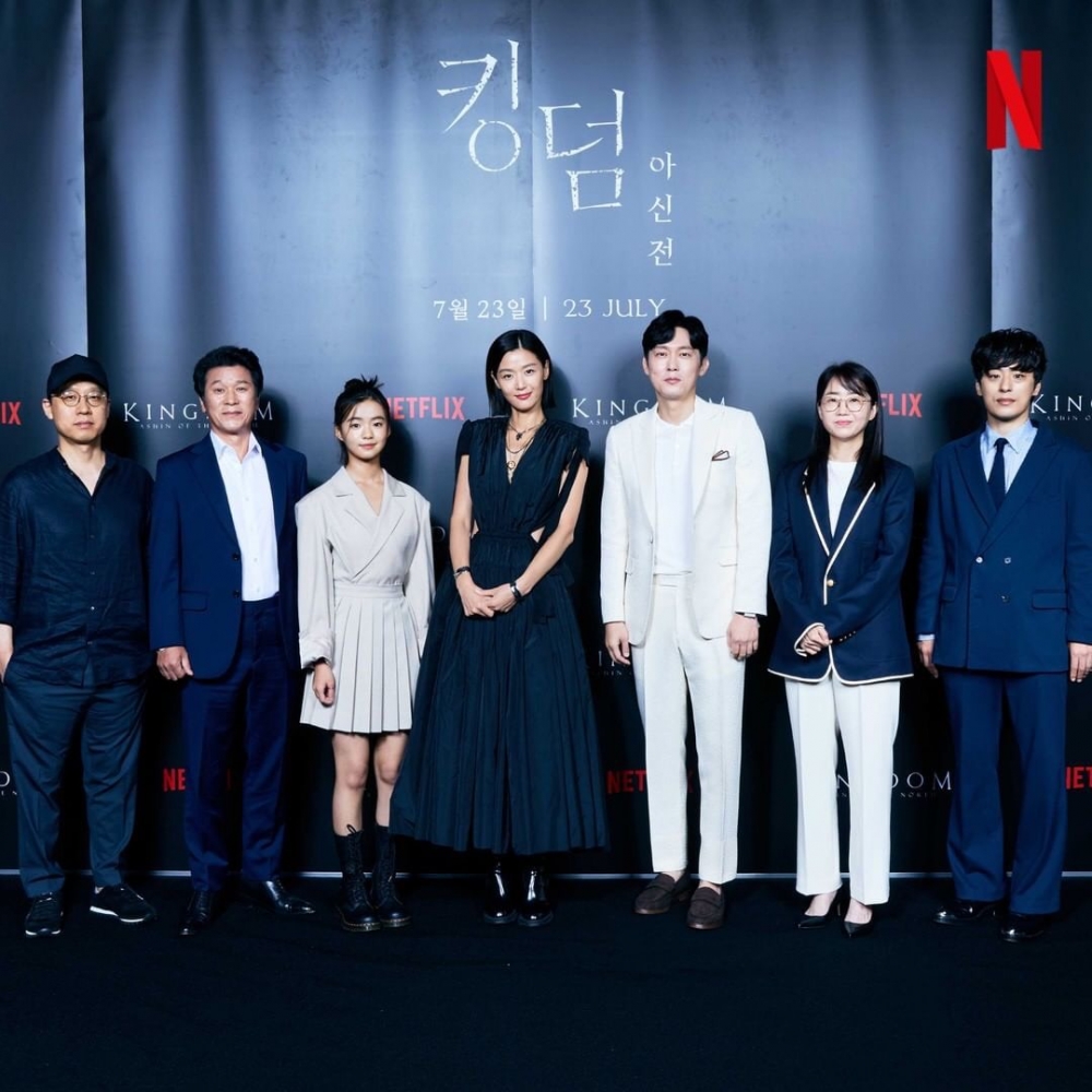 Netflix《屍戰朝鮮:雅信傳》發表會!全智賢「鏤空禮服」氣場全開,和金銀姬互誇:演殭屍也願意