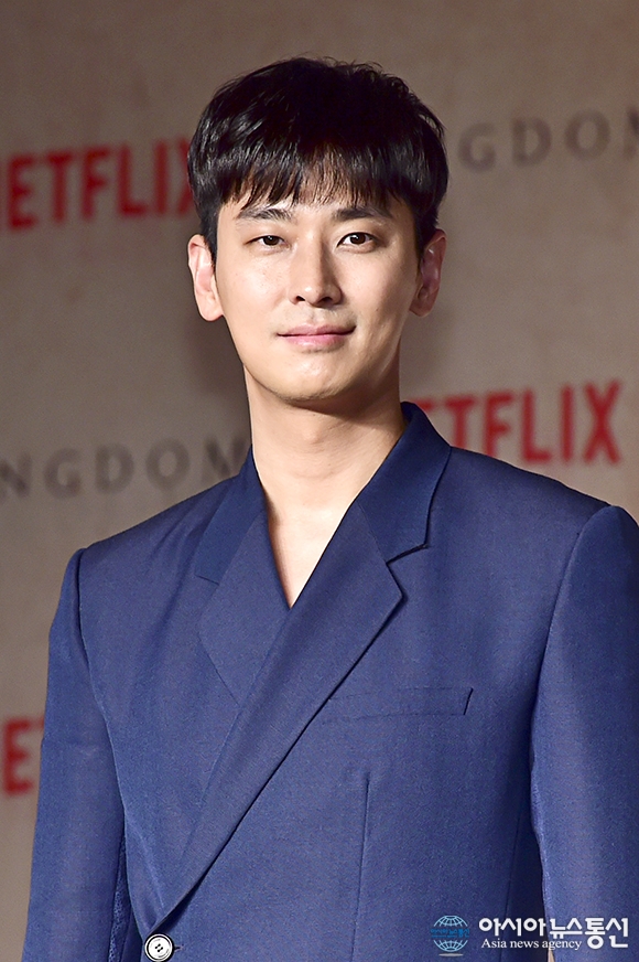 Netflix《屍戰朝鮮:雅信傳》發表會!全智賢「鏤空禮服」氣場全開,和金銀姬互誇:演殭屍也願意