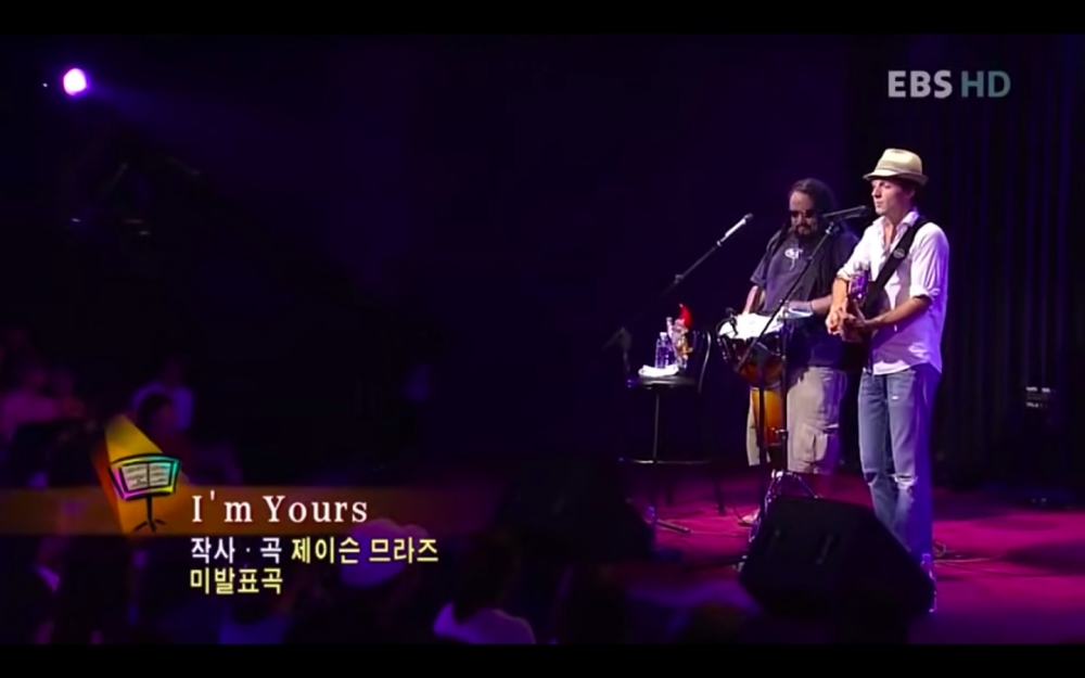 Jason Mraz)與Toca Rivera在EBS節目中演唱名曲〈I'm Yours〉