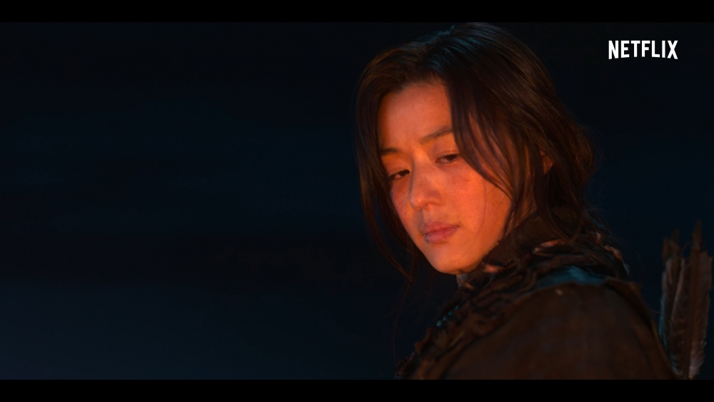 Netflix《屍戰朝鮮:雅信傳》發表會!全智賢「鏤空禮服」氣場全開,和金銀姬互誇:演殭屍也願意
