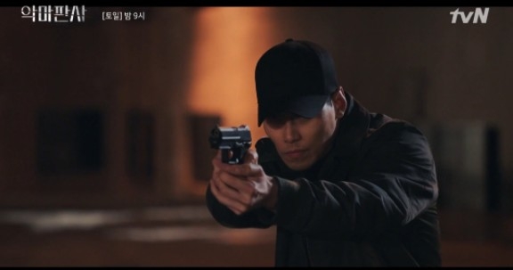 韓劇《惡魔法官》黑人朝向尹秀賢開槍