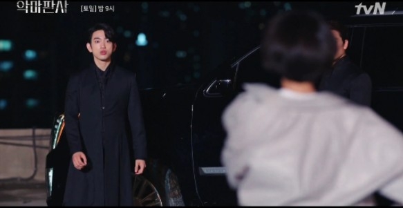 韓劇《惡魔法官》金佳溫看到尹秀賢後面的黑人