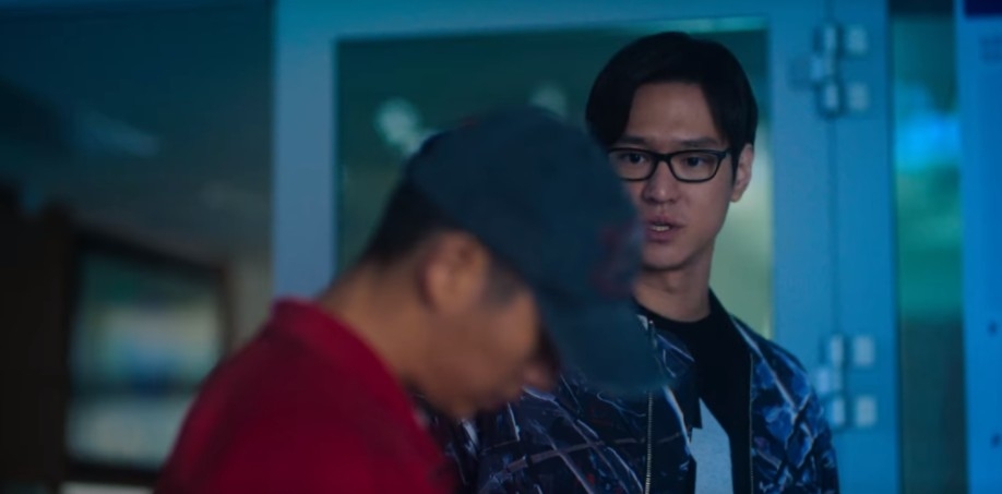 Netflix《D.P：逃兵追緝令》劇情：在首次任務中，因搭檔朴星雨（高庚杓 飾）的誘騙下錯失了拯救逃兵的機會，俊浩憤怒的毆打朴星雨導致其重傷住院