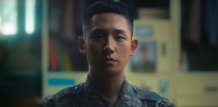 Netflix《D.P：逃兵追緝令》劇情：安俊浩（丁海寅 飾）在入伍後，遭受兵長黃章秀（申承浩 飾）的霸凌02