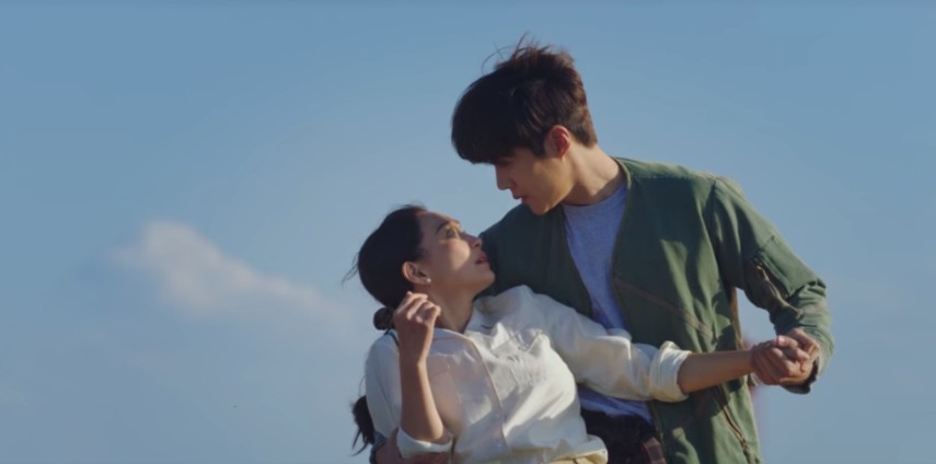 tvN新劇《海岸村恰恰恰》第1-2集劇情:不小心沒站穩跌入了他的懷抱中,斗植也用很「偶像劇」的方式抱住慧珍