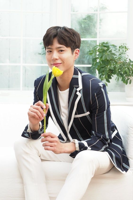 朴寶劍參與國防部YouTube被誇「連手臂青筋都完美」！敬業態度工作人員讚不絕口～