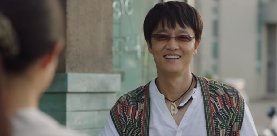tvN新劇《海岸村恰恰恰》第1-2集劇情:在路上遇到了吳春在時,也為了那天敬老宴的事向他道歉