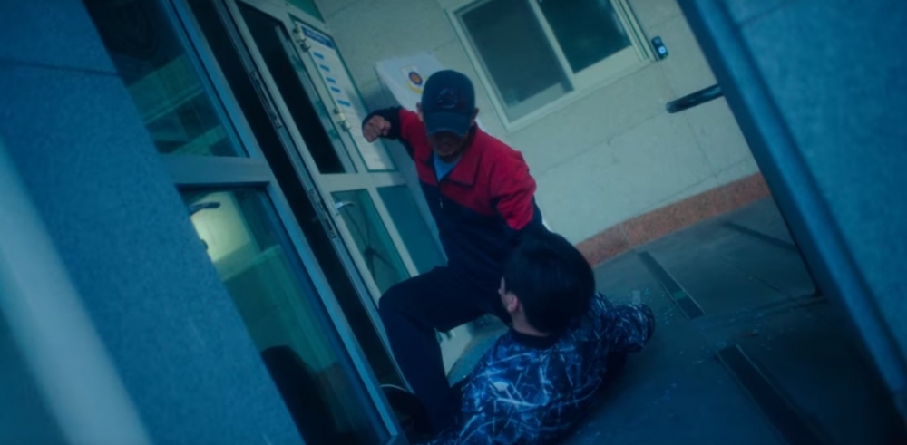 Netflix《D.P：逃兵追緝令》劇情：俊浩憤怒的毆打朴星雨導致其重傷住院