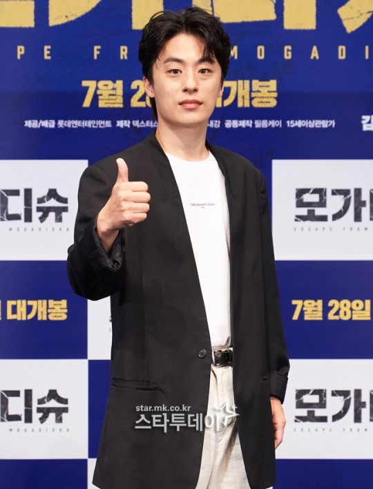 具教煥竟比《D.P》中飾演憲兵隊隊長的玄奉植演員還要大2歲！