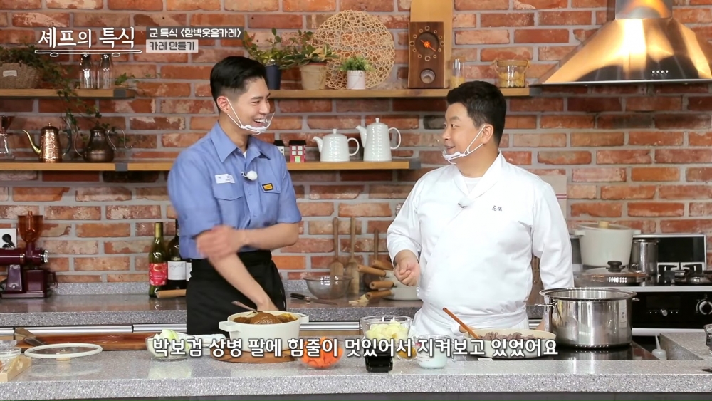 朴寶劍參與國防部YouTube被誇「連手臂青筋都完美」！敬業態度工作人員讚不絕口～