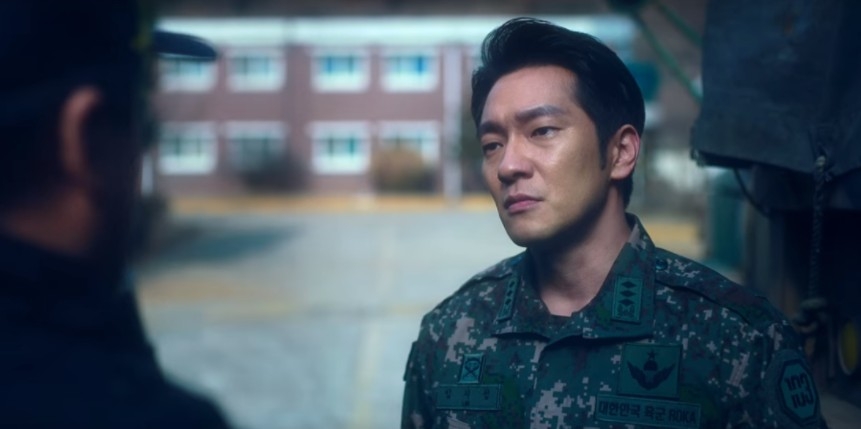 Netflix《D.P：逃兵追緝令》劇情：！原先總是看長官臉色的上尉林智燮（孫錫久 飾），認為這次的追捕行動非常不適當，因此鼓起勇氣阻止