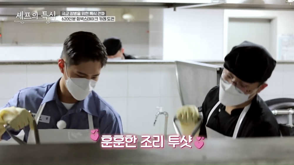 朴寶劍參與國防部YouTube被誇「連手臂青筋都完美」！敬業態度工作人員讚不絕口～