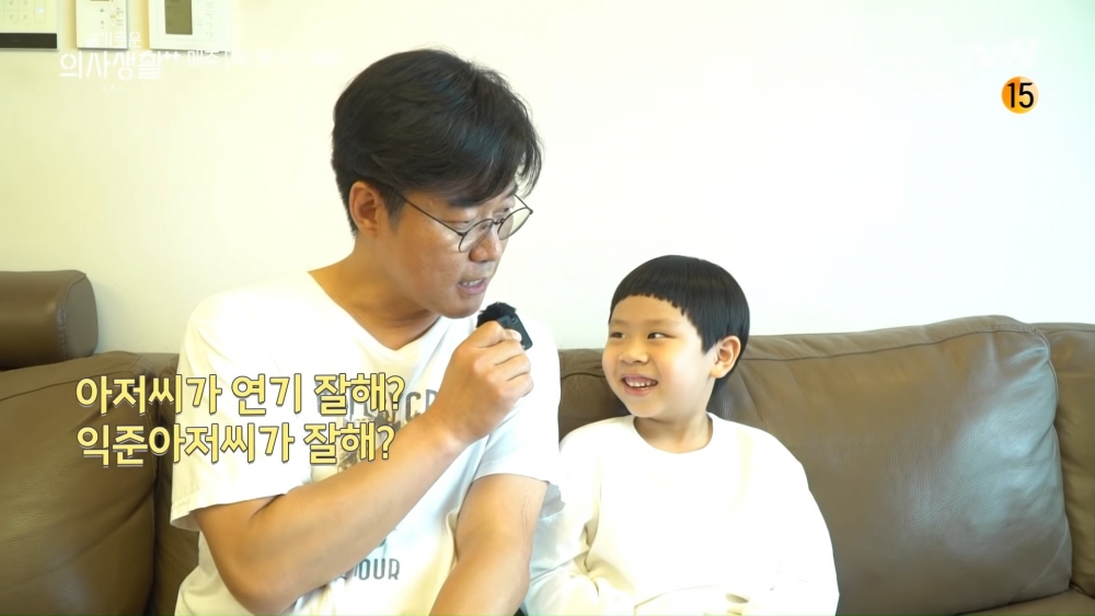韓劇《機智醫生生活2》幕後花絮:羅PD窮追猛打的繼續問:「是叔叔演技好、還是翊晙叔叔(曹政奭 飾)演技好?」