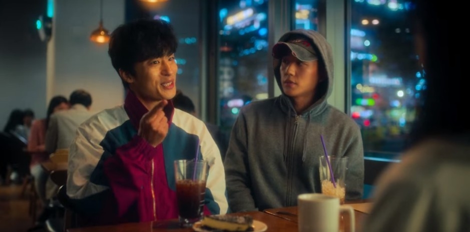 Netflix《D.P：逃兵追緝令》劇情：安俊浩&韓浩烈在追捕逃兵的過程中，韓浩烈指導了俊浩許多抓住逃兵的方法，兩人也從每個逃兵身上看到不同的人生故事