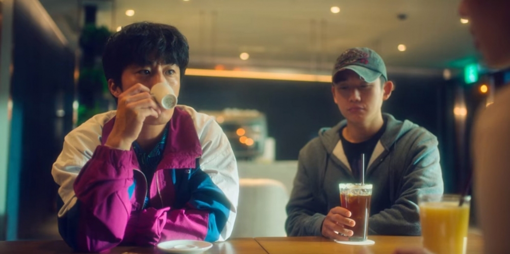 Netflix《D.P：逃兵追緝令》劇情：安俊浩&韓浩烈在追捕逃兵的過程中，韓浩烈指導了俊浩許多抓住逃兵的方法，兩人也從每個逃兵身上看到不同的人生故事02