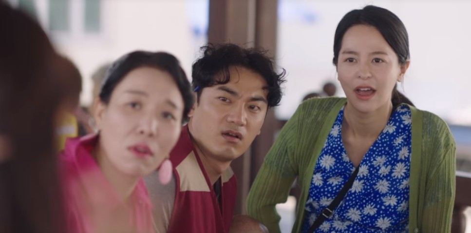 tvN新劇《海岸村恰恰恰》第1-2集劇情:她到現場和其他村民聊天時,把和她同桌的人全都懟走