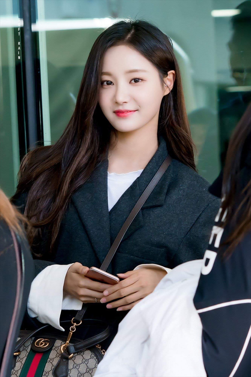 妍雨是女團MOMOLAND的前成員