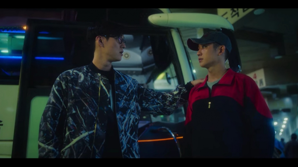 Netflix《D.P：逃兵追緝令》劇情：在首次任務中，因搭檔朴星雨（高庚杓 飾）的誘騙下錯失了拯救逃兵的機會