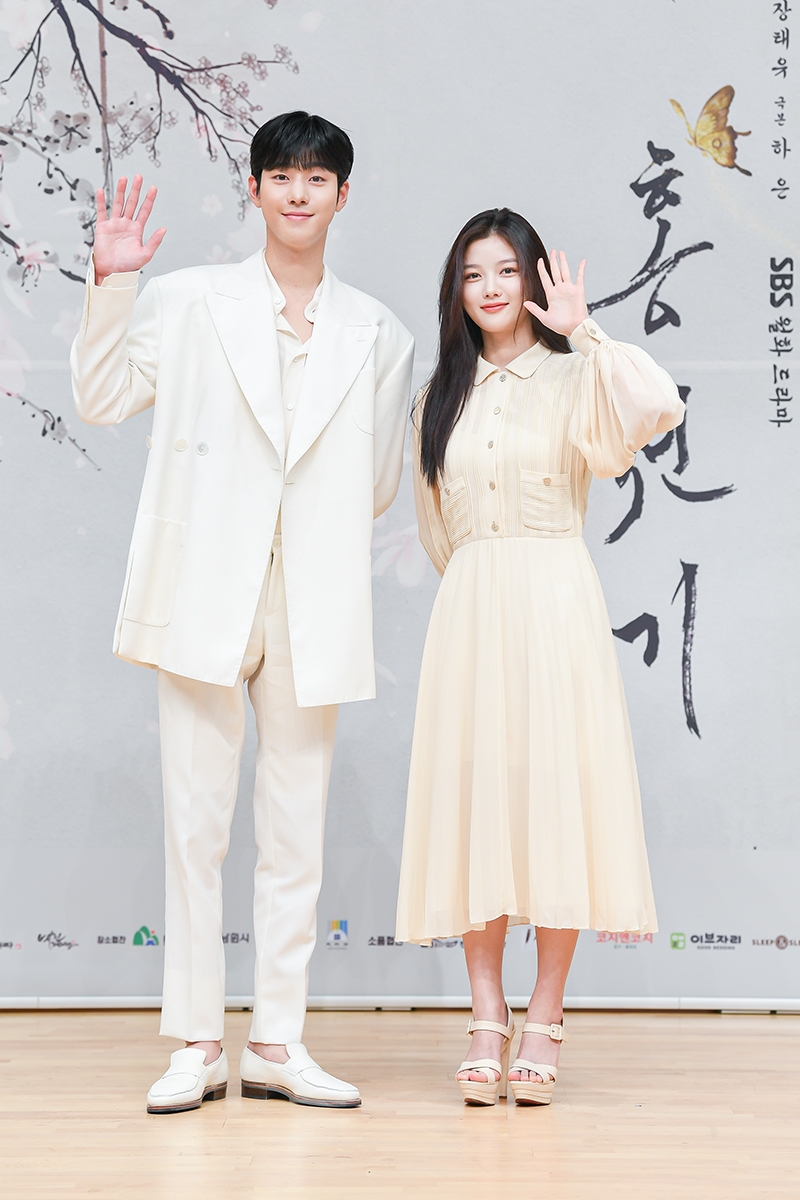 SBS新劇《紅天機》製作發表會!金裕貞&安孝燮揮手合照