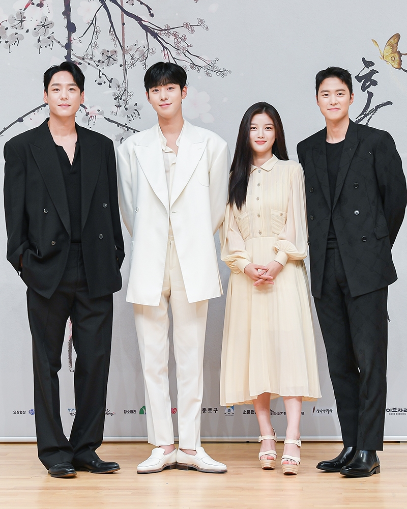 SBS新劇《紅天機》製作發表會!主演群合照