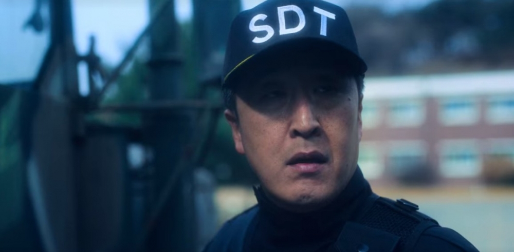 Netflix《D.P：逃兵追緝令》劇情：得知此事的憲兵隊隊長千龍德（玄奉植 飾），為了彰顯軍人形象，於是派出特勤組前去捉拿曹石峰