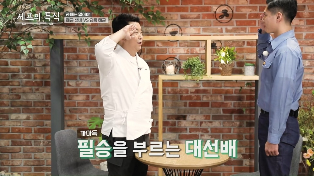 朴寶劍參與國防部YouTube被誇「連手臂青筋都完美」！敬業態度工作人員讚不絕口～