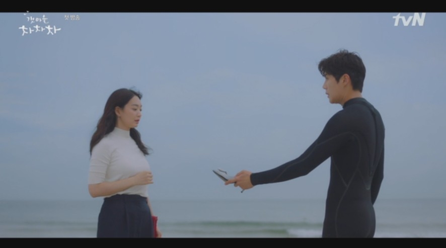 tvN新劇《海岸村恰恰恰》第1-2集劇情:恰巧被洪斗植(金宣虎 飾)撿到一隻腳