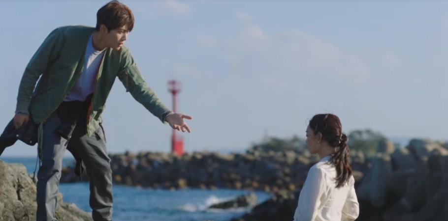 tvN新劇《海岸村恰恰恰》第1-2集劇情:不小心沒站穩跌入了他的懷抱中,斗植也用很「偶像劇」的方式抱住慧珍03