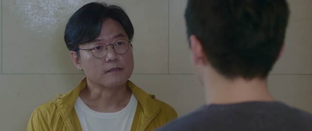 韓劇《機智醫生生活2》第10集劇情:張䁐錫馬上變臉說自己姓張，還表示李翊晙說他長得像羅䁐錫讓他很不高興