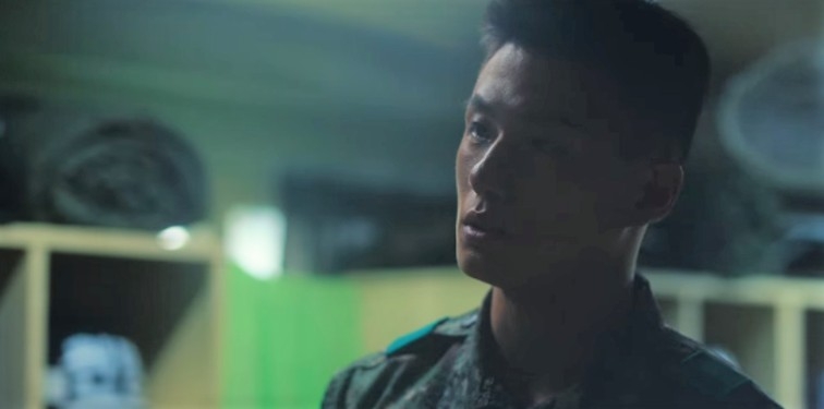 Netflix《D.P：逃兵追緝令》劇情：安俊浩（丁海寅 飾）在入伍後，遭受兵長黃章秀（申承浩 飾）的霸凌