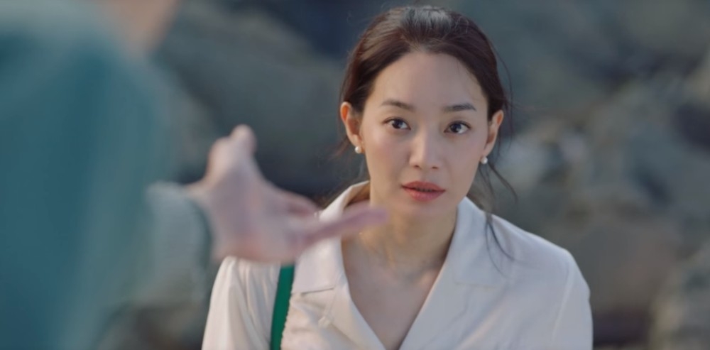 tvN新劇《海岸村恰恰恰》第1-2集劇情:不小心沒站穩跌入了他的懷抱中,斗植也用很「偶像劇」的方式抱住慧珍02