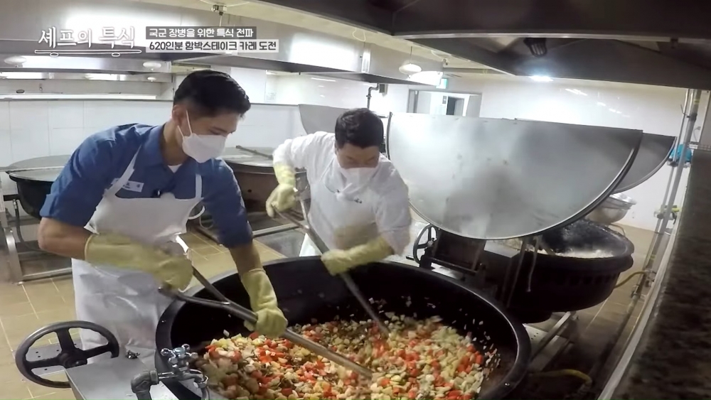 朴寶劍參與國防部YouTube被誇「連手臂青筋都完美」！敬業態度工作人員讚不絕口～