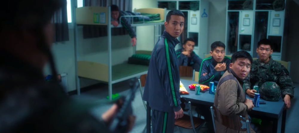 Netflix《D.P：逃兵追緝令》劇情：說著「我至少該做點什麼吧」便開槍掃射同寢室的其他軍人