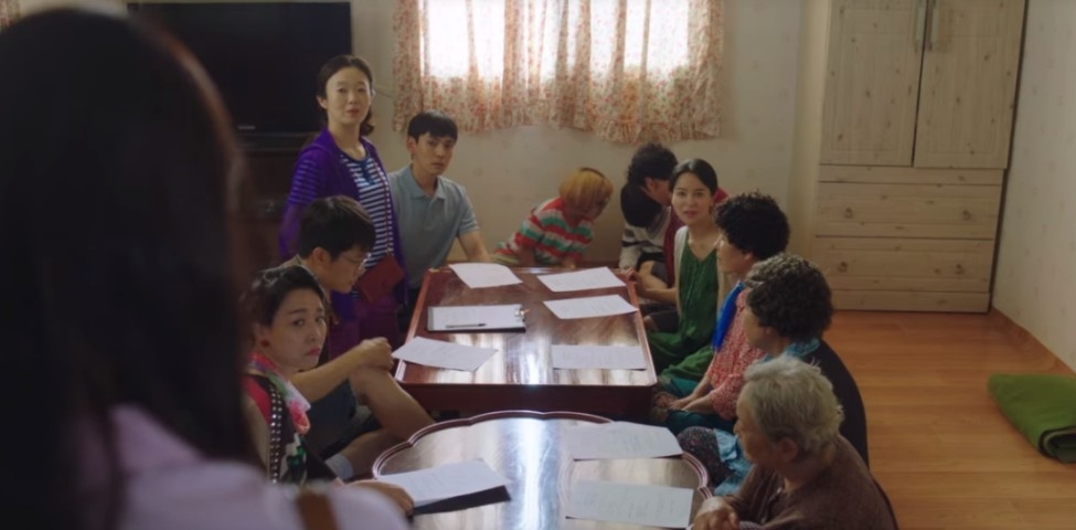 tvN新劇《海岸村恰恰恰》第1-2集劇情:但最後還是幫她解除與村民之間的誤會