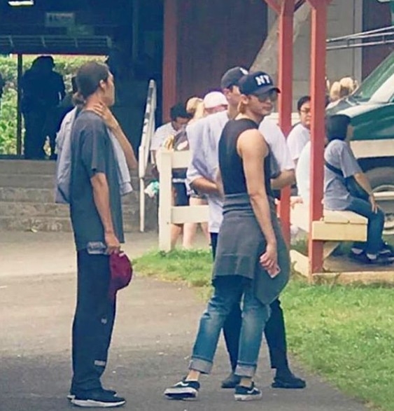 金宇彬和李鍾碩一起相伴海外旅行