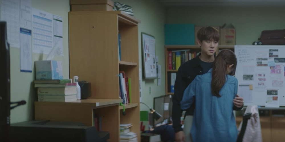 韓劇《機智醫生生活2》第10集劇情:張冬天（申鉉彬 飾）在安政源（柳演錫 飾）懷裡哭過後，決定把家裡的事情告訴政源