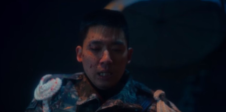 Netflix《D.P：逃兵追緝令》劇情：在一次失手毆打前輩住院的情況下，曹石峰逃離軍營